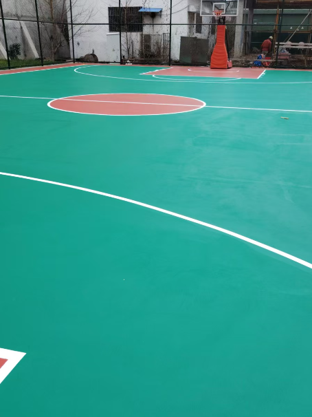 余杭 球场长期使用易出现地面开裂